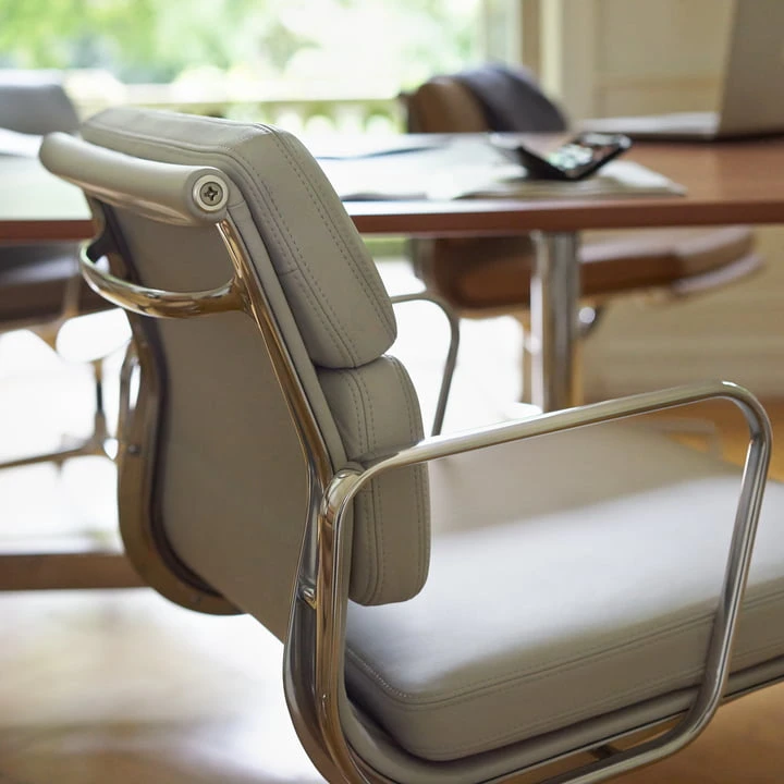 Vitra - EA 208 Soft Pad Chair Aluminum Polished With Armrests, Swivel, Leather Premium Black - Image 8