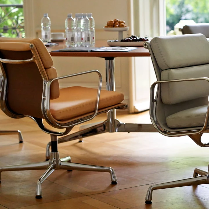 Vitra - EA 208 Soft Pad Chair Aluminum Polished With Armrests, Swivel, Leather Premium Black - Image 7